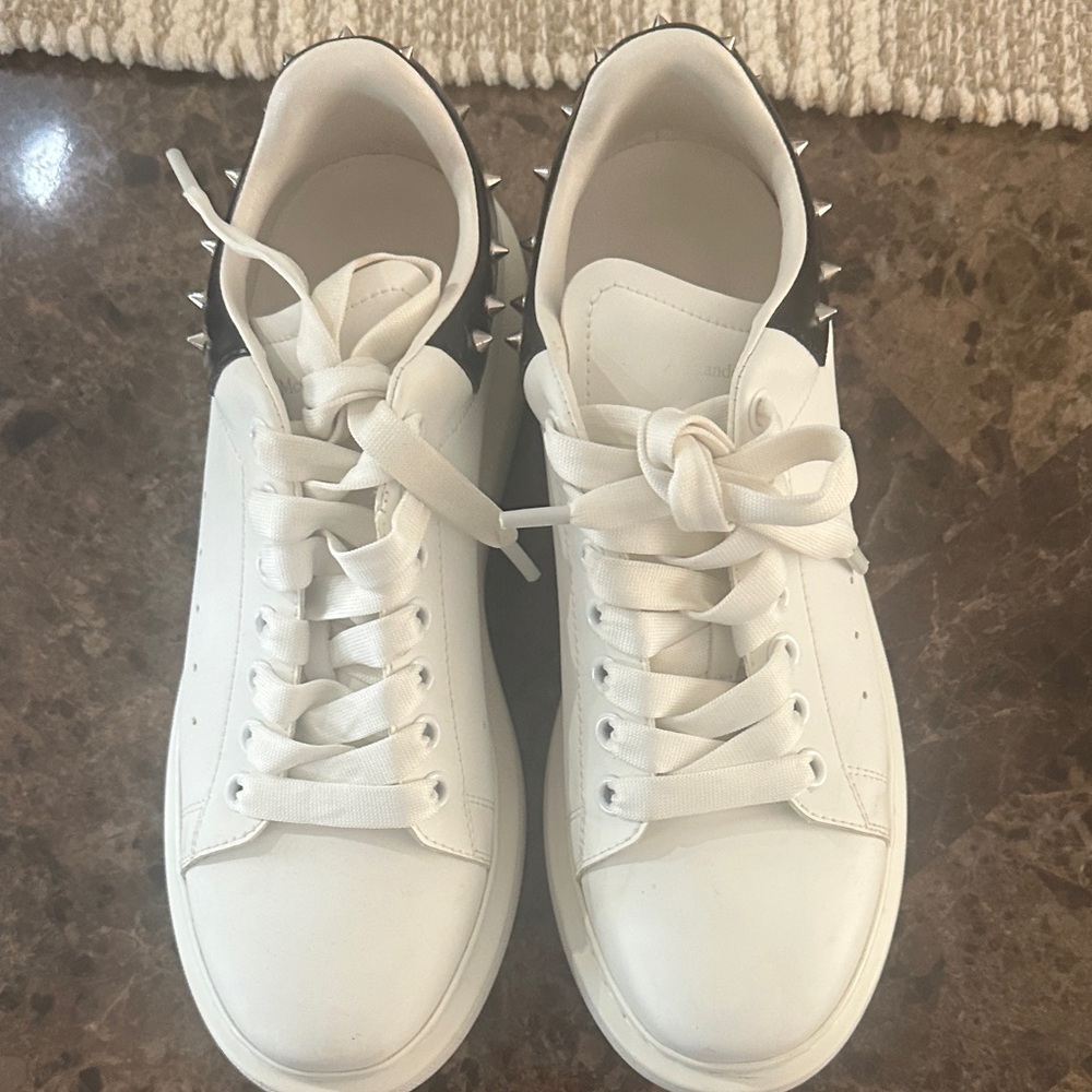 Alexander Mcqueen mens leather sneakers with Stud Details - Picture 6 of 10